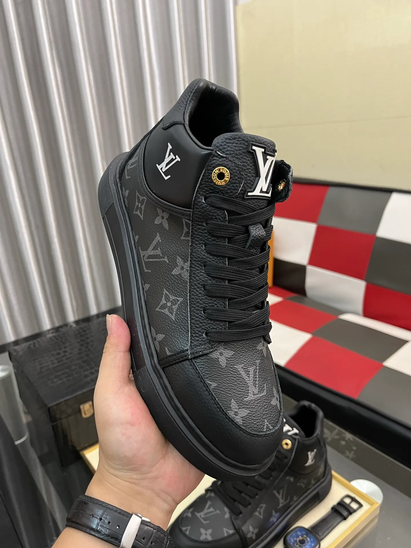 Men's shoes 💰458⌚️⌚️《Louis vuitton/LV Louis Vuitton》original quality.~ Unique modern style sneakers. 🏃A must-have casual shoe for trendy men😍😍 Original brand imported from Italy, imported original leather, cowhide lining (refuses to discolor and grind feet) sole: original sole provided by the original factory, French lazy style design ⚠️Fit to the feet, original quality, super comfortable original sole. Code number: 38-442️⃣Colors available